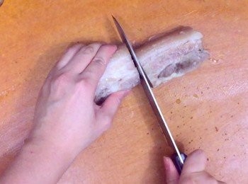 step8: 青瓜刨片備用
把冰好的五花腩拿出來用水沖洗乾淨再印乾
我的習慣是用中間先下一刀，再由中間切片到頭／尾