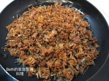 step5: 用漏勺將干貝、蝦米丁盛到平底鍋中，並保持炒鍋的火