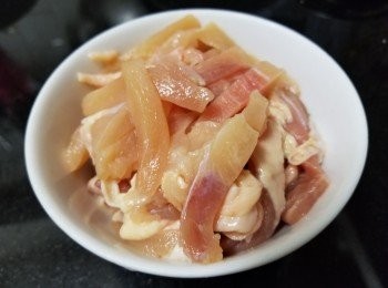 step1: 雞肶肉，去皮後切絲，用少少麻油，糖，雞粉，生粉醃 15 分鐘
