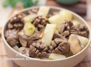 step4: 加入節瓜及<span class="group_2">調味料</span>拌勻，加1碗水，加蓋煮至節瓜淋即可。