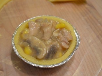 step15: 再放入適量饀料。