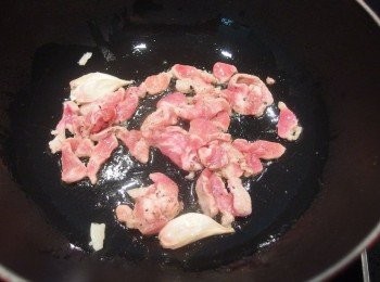 step3: 熱油鍋後,放入蒜末爆香再加入肉絲炒出香味。