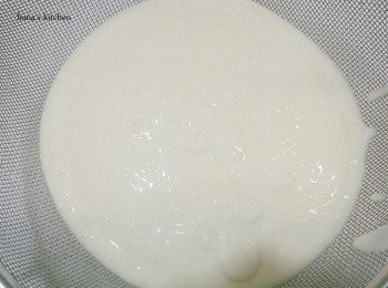 step8: 將完全打發拌勻的乳酪過篩,讓乳酪更均勻不會有塊狀未打發的