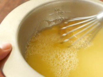 step4: 加入熱水到步驟3中拌勻。