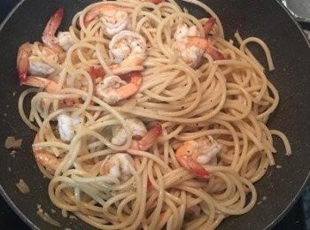 step8: 蝦子煮熟後便可放入意大利麵拌炒,拌炒均勻後可以再淋一些橄欖油.