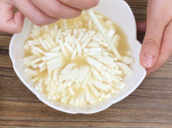 step9: 然後用筷子挑起豆腐變為菊花型狀。