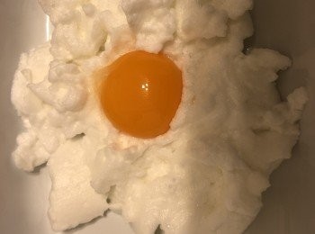 step2: 在焗盤上放上蛋白，形成一團雲
蛋白中間預留一個窿，放入蛋黃