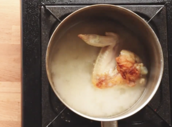 step1: 把雞翅膀煎熟,加入雞湯,待雞湯滾後熄火備用
Fried chicken wing, add to chicken stock and bring to boil, cool down and set aside.