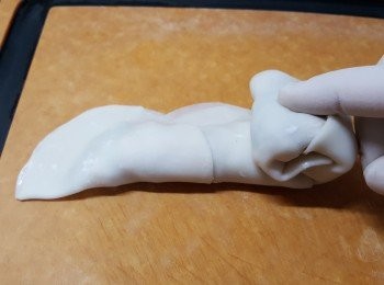 step8: 將「半月型」餃子，由右捲至左邊，塗水，封口。