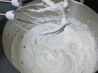 step6: 忌廉餡料做法： 用打蛋器打發淡忌廉，下糖，打發至抹端堅挺