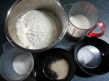 step1: 將所有粉材料拌勻,搓成粉糰至光滑