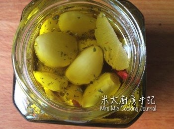 step6: 把蒜頭放入已消毒的玻璃瓶內，再放入月桂葉、乾番荽碎、乾辣椒碎(如不吃辣可省略)，然後注入特純橄欖油至覆蓋全部蒜頭，把瓶蓋關好, 醃3至4星期待蒜頭入哂味(一開蓋就香噴噴!)就可食用！之後可以在雪櫃存放幾個月都冇問題！