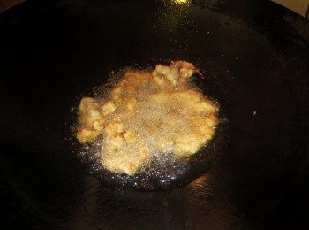 step2: 1,鸡块加入<span class="group_2">腌料</span>拌匀，腌至少三个时。

2,鸡块先沾上干淀粉再捞上脆漿，再沾上干淀粉后放入热油用中火炸至浅黄色及熟透，捞起，滤干油。

3,转大火烧热油锅，再放鸡块炸至金黄色捞起既可。