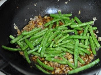 step7: 再放入四季豆下鍋拌炒數下即可