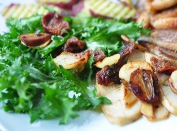 step6: 再撈起蒜片和梅肉鋪在杏鮑菇片及生菜上層