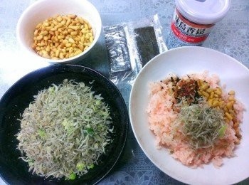 step5: 準備彩米飯或白米飯~和松子~吻仔角~香鬆~拌勻~試吃一下味道~捏成喜愛的形狀或圓或三角形~和小朋友一起做~好吃又營養喔~
