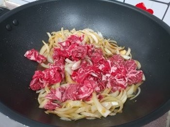 step2: 下預先切碎的肥牛片，期間用筷子攪動牛肉，牛肉剛熟便可熄火，