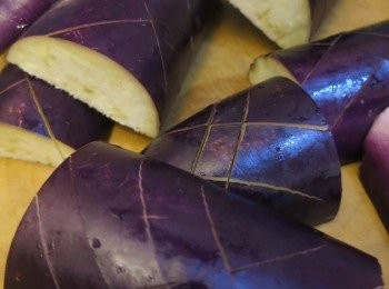 step8: － 茄子切段後再界花