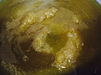 step3: 紅糖、橄欖油、蜜糖和鹽放入鍋中用慢火煮溶成糖漿。