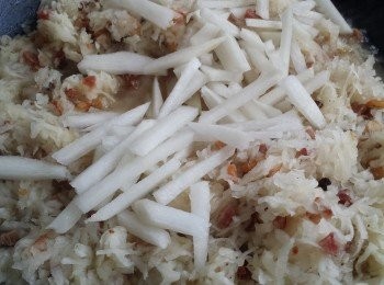 step4: 將蘿蔔絲及蘿蔔水倒入鑊中煮至軟，再加入<span class="group_2">調味料</span>拌勻。