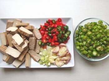 step2: 豆乾切片,辣椒切段狀,青蔥切成蔥花狀