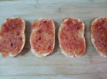 step2: 法棍切片先用蕃茄醬塗抹