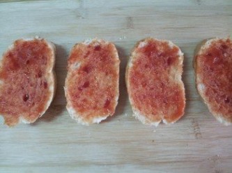 step2: 法棍切片先用蕃茄醬塗抹