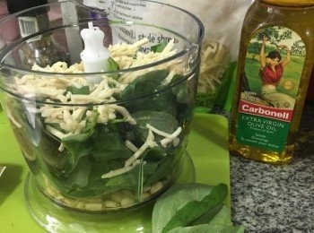step2: 只要羅勒葉的部分放入攪拌器中, 再加入其他所有材料, 注意平均放入器材中