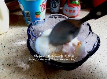 step15: 碗內加入2湯匙乳酪及1湯匙沙律醬 , 再加入蒜蓉及少許辣椒粉拌勻成醬汁