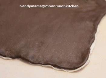 step5: 5.把麥芽麵糰鋪上原味麵糰上。