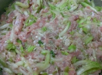 step5: 蒲ㄚ和絞肉攪拌抣勻就可以可始包囉~