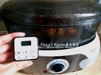 step8: <a href="https://bit.ly/3zHU5V3" target="_blank" data-keyword="雞翼" class="guide-link"><strong>雞翼</strong></a> <span style="display:inline-block;vertical-align:middle;margin-top:-3px;color:initial;border-radius:3px;padding:2px 3px;font-size:12px;line-height:14px;background:#87d300;color:#fff;">即買</span> 蒸好後唔好開蓋再焗5分鐘