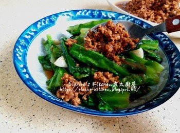 step9: 將油麥菜連蒜頭盛起先放上碟 , 最後淋上肉燥即可