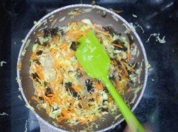 step6: 下椰菜炒軟，再下雲耳炒勻，下鹽調味，最後下粉絲炒勻（粉絲易熟，炒勻即關火）
記得拿一點試吃試味，對味後離火待涼