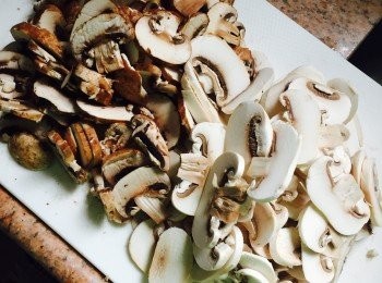 step1: 蘑菇用布或廚房紙沾一點水擦拭乾淨，切片。乾葱切片，香芹(Parsley）莖和葉分開切碎。