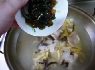 step2: 將雅方東北酸菜白肉鍋的湯底放入鍋中，再倒入碎皮蛋熬煮15分鐘入味