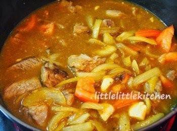 step4: 倒入牛肋條煮滾，轉中小火炆煮 40 - 45分鐘，熄火放涼