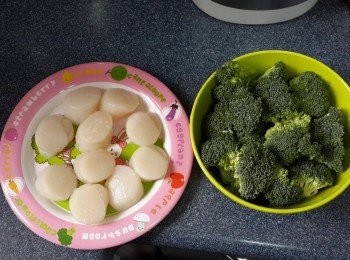 step1: 將帶子室溫解凍後、洗淨瀝乾水、加入少許海鹽略醃；西蘭花搣細塊洗淨