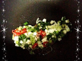 step4: 把油放入鍋裡加熱,等油熱後把蒜末,蔥末,辣椒末,倒入鍋中爆香.