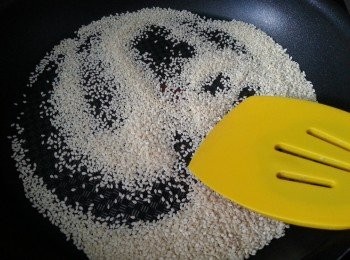 step1: 白芝麻用白鑊慢火炒香