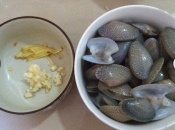 step1: 將海瓜子洗淨泡水，檢查是否還有泥漿。