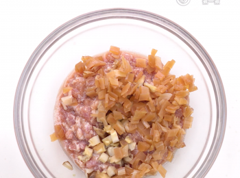 step3: 把魷魚乾粒及冬菇粒拌入豬肉醃約20分鐘放置平底碟撥平