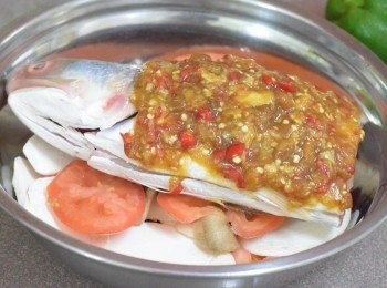 step4: 杏鮑菇和番茄鋪底，把魚放在上面，醬料均勻的鋪上去，就可以拿去蒸了，15分鐘後就能吃咯~~ 辣辣鹹鹹的好味道，拌飯也好吃 -3-