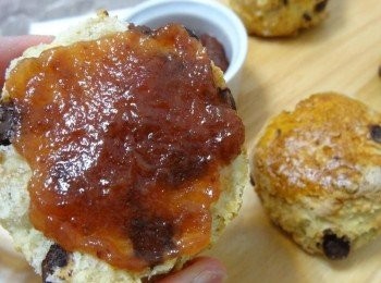 step6: 在吃法上，可以將司康橫向對切，塗抹一些果醬或奶油做搭配，增加更多的濕潤感與香氣。 搭配一般的現成果醬就很對味。