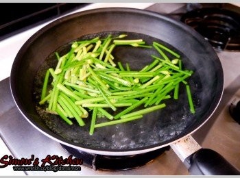 step4: 將韭菜花切約5公分小段，下滾水汆燙約30秒後起鍋瀝乾水分備用。