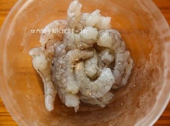 step1: 首先先將蝦仁和醃料均勻混合後備用。