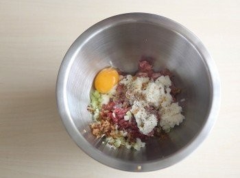 step3: 接著把漢堡排的所有<span class="group_1">食材</span>均勻混合。