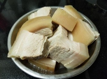 step2: 將五花腩切厚件備用