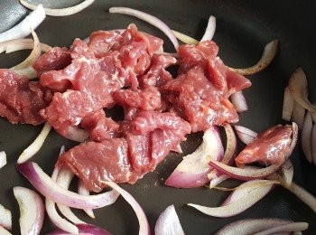 step6: 將牛肉加入，炒至半熟。