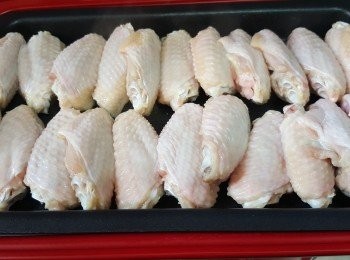 step7: 將<a href="https://bit.ly/3zHU5V3" target="_blank" data-keyword="雞翼" class="guide-link"><strong>雞翼</strong></a> <span style="display:inline-block;vertical-align:middle;margin-top:-3px;color:initial;border-radius:3px;padding:2px 3px;font-size:12px;line-height:14px;background:#87d300;color:#fff;">即買</span> 底部擺入煎至金黄色，返轉另外一面再煎至金黄色